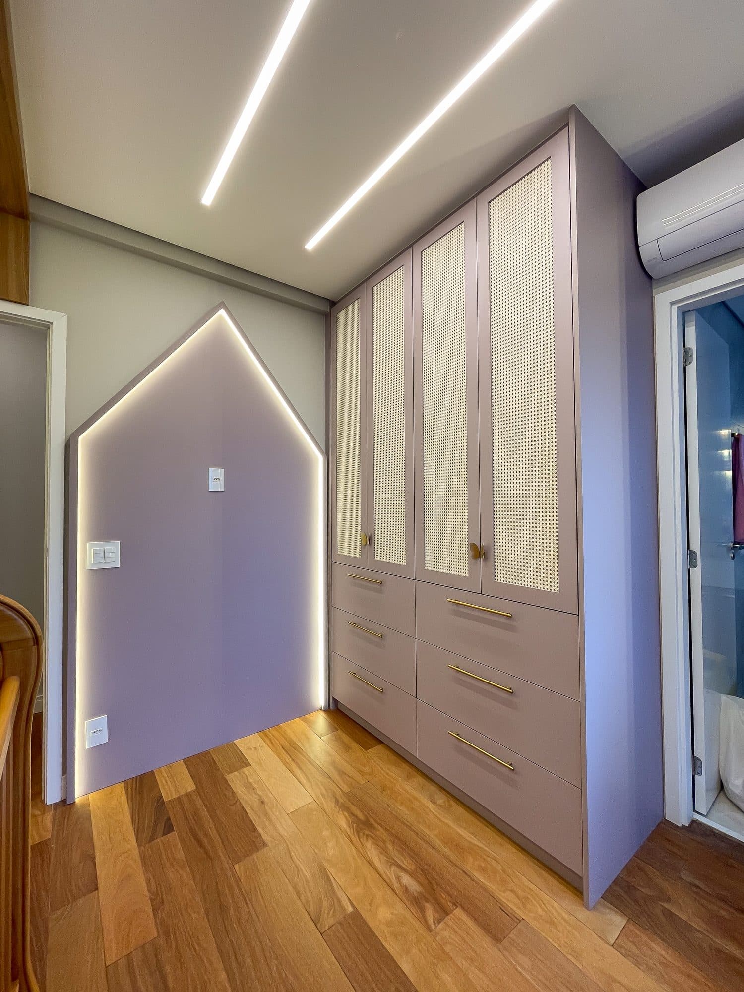 Closet sob medida com gavetas, cabideiros e iluminação embutida